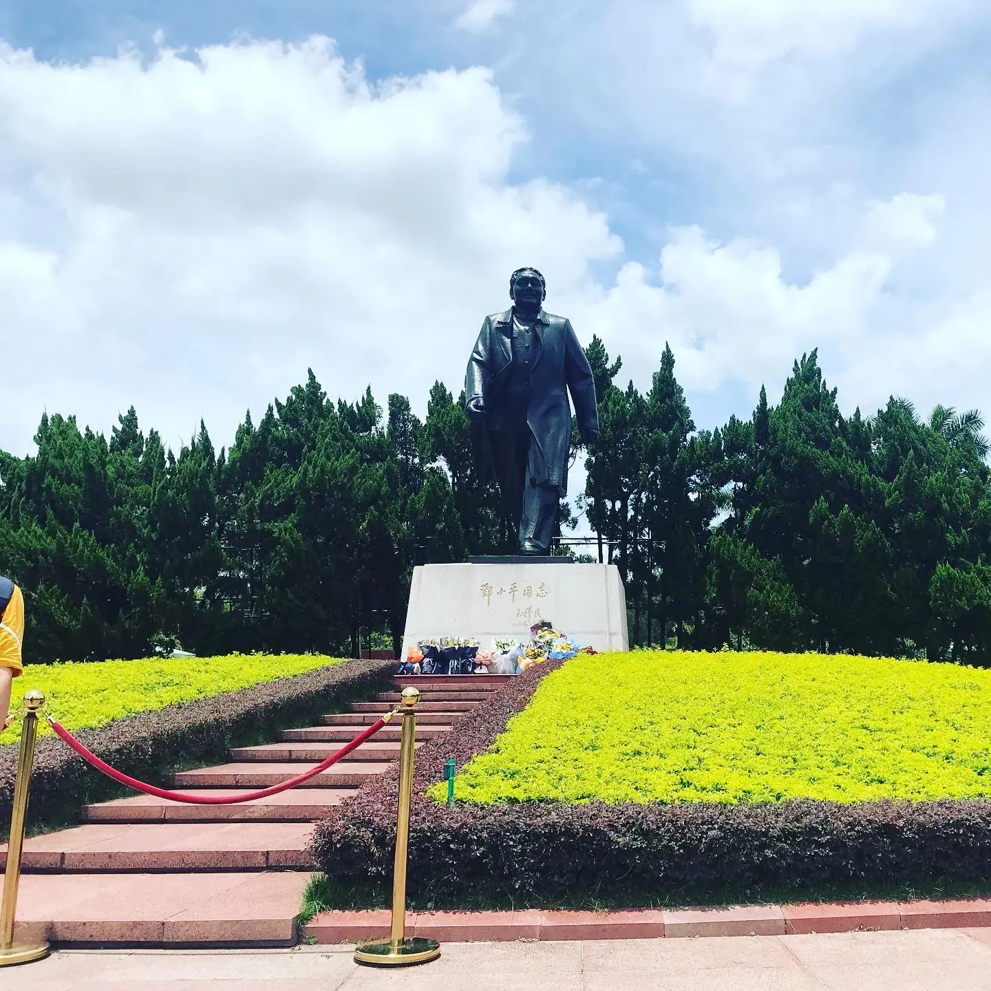 Deng Xiaoping statue with steps leading up to it and grass on the sides. Located at Lianhua hill in Shenzhen