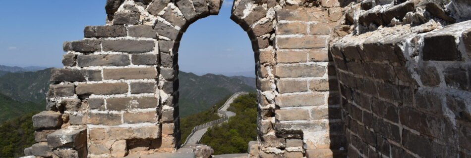 Arch and great wall seen through the arch.