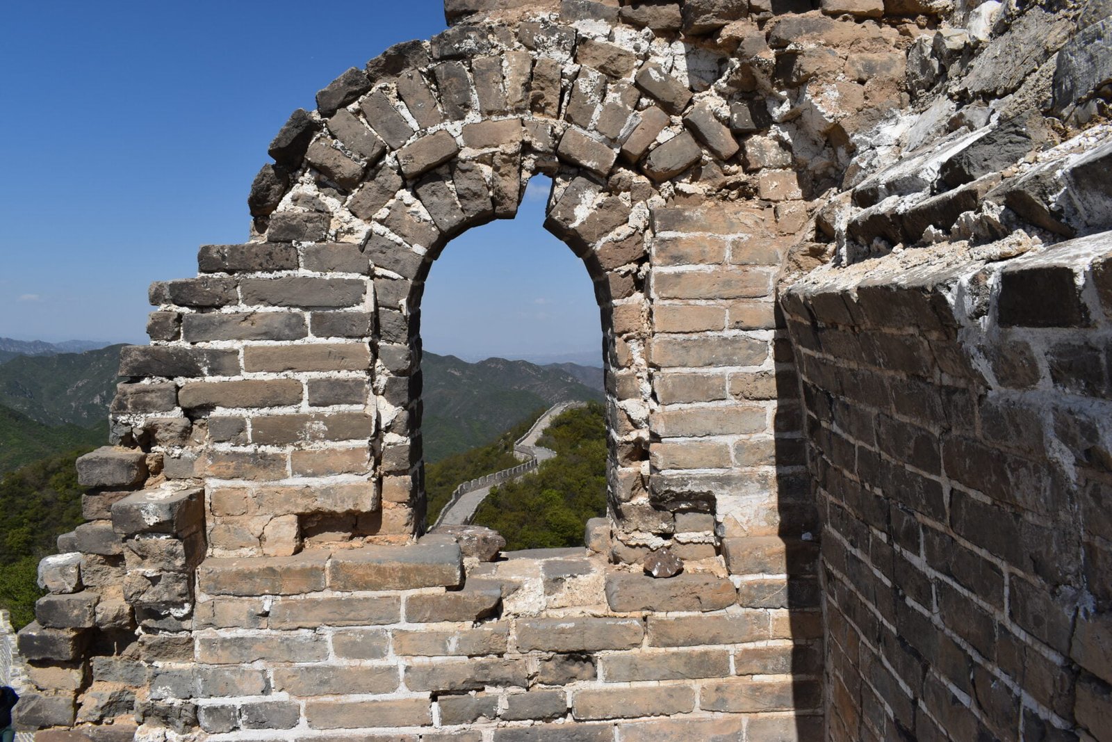 Arch and great wall seen through the arch.