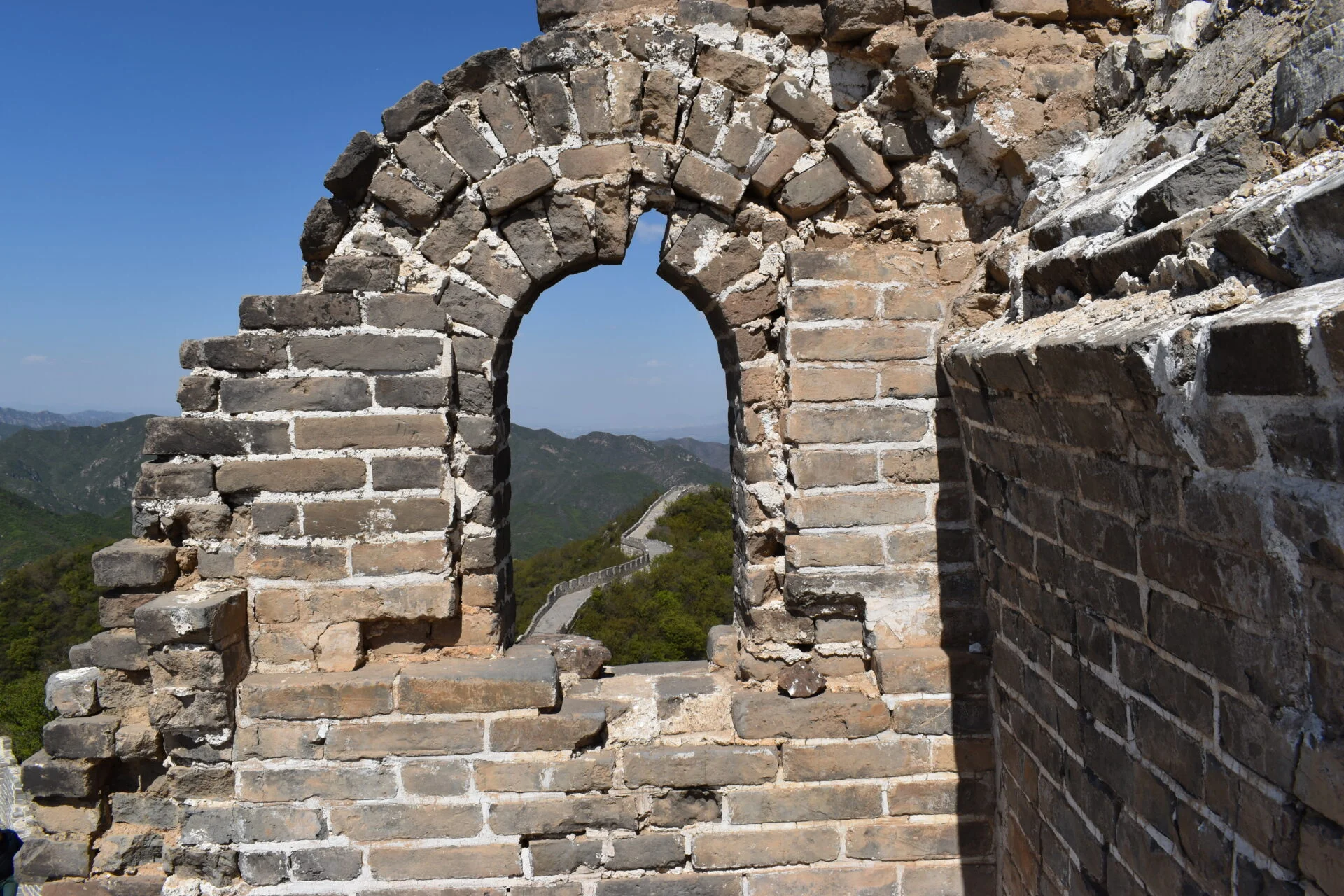 Arch and great wall seen through the arch.