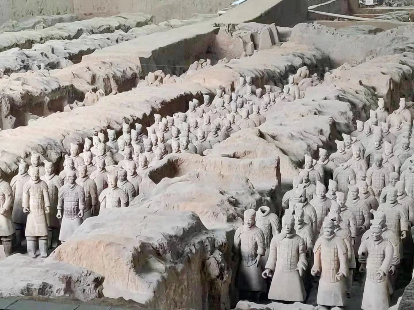 Forced to wrong size: 923x692, natural is 1440x1080! Terracota soliders in tidy rows.